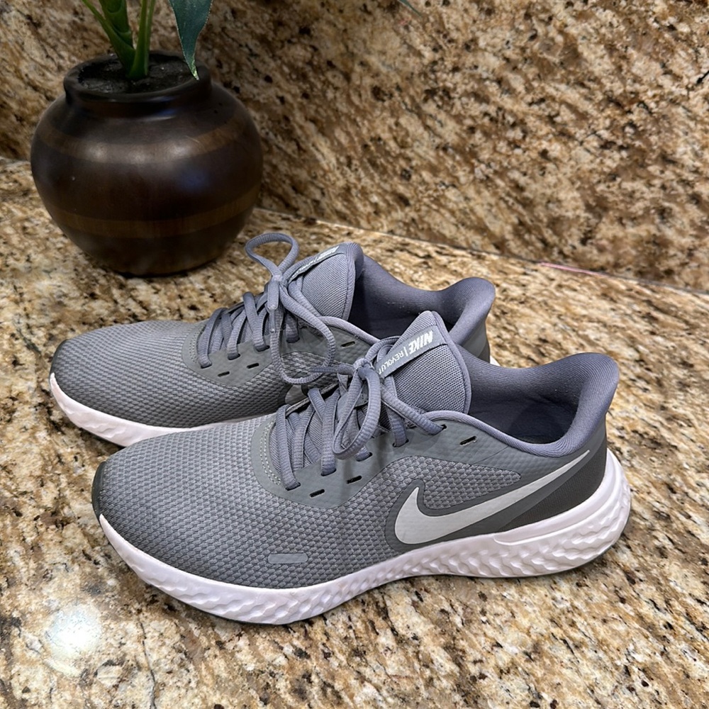 Women’s Nike Shoes Size 8